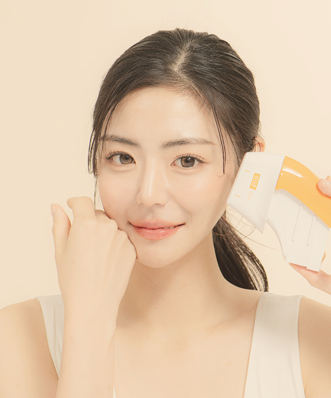 Model with lifted facial lines after Shrink Universe treatment holding the device tip